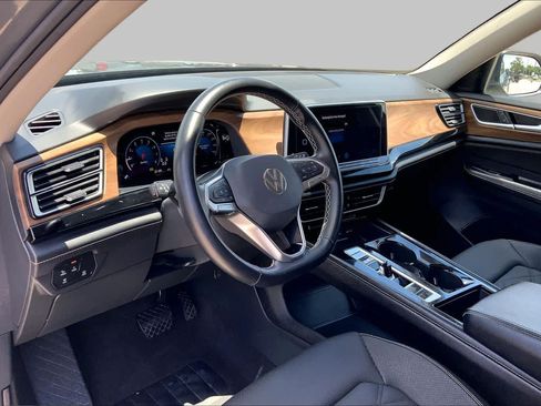 Used 2024 Volkswagen Atlas SE AWD/4WD image 17
