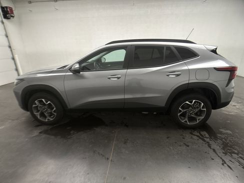 Used 2025 Chevrolet Trax LT w/ LT Convenience Package image 5