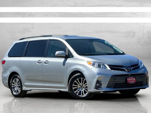 Used 2019 Toyota Sienna XLE w/ XLE Navigation Package FWD image 2