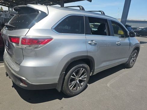 Used 2016 Toyota Highlander XLE AWD/4WD image 2