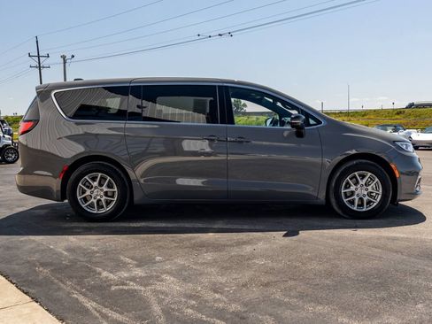 Used 2025 Chrysler Pacifica Select FWD image 4