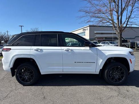 New 2026 Jeep Grand Cherokee Summit w/ Obsidian Package image 8