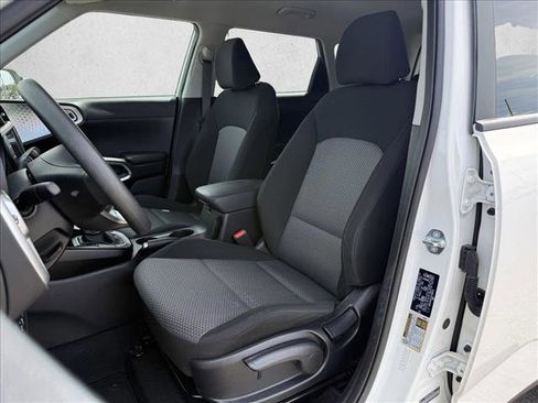 Used 2025 Kia Soul LX w/ LX Technology Package FWD image 11