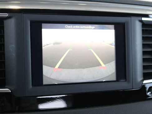 Used 2020 Chrysler Pacifica Touring-L image 39