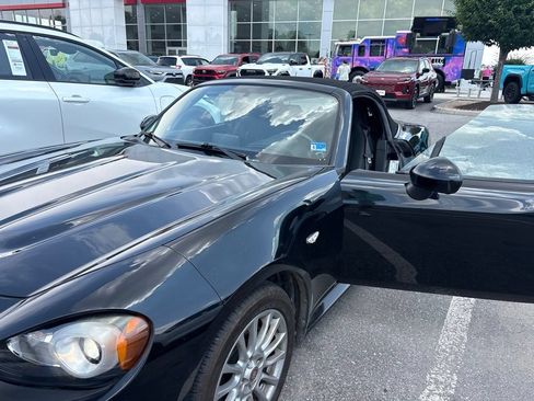 Used 2017 FIAT 124 Spider Classica RWD image 2