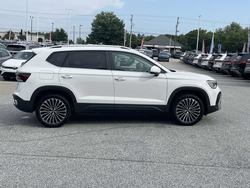 New 2026 Volkswagen Taos SE FWD image 8