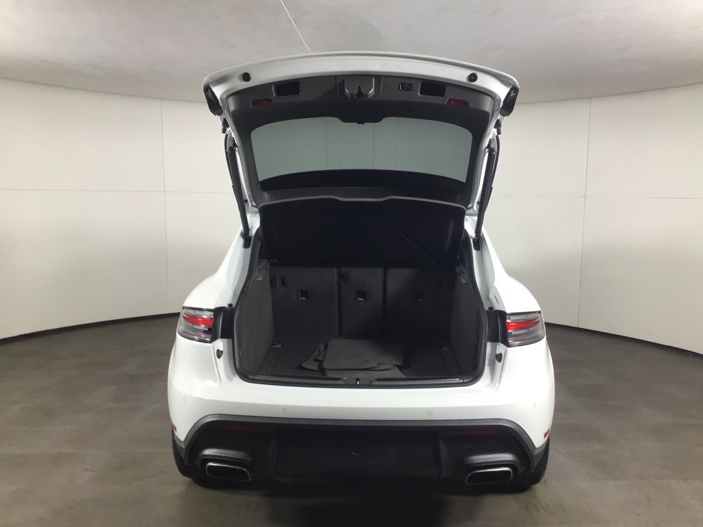 Certified 2026 Porsche Macan AWD/4WD image 18
