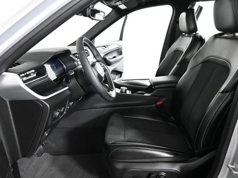 Used 2024 Jeep Grand Cherokee Altitude image 19