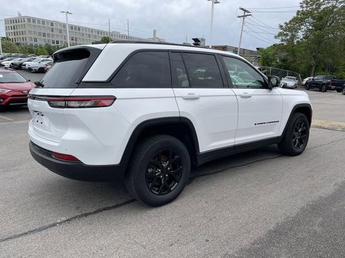 Used 2025 Jeep Grand Cherokee Altitude AWD/4WD image 8