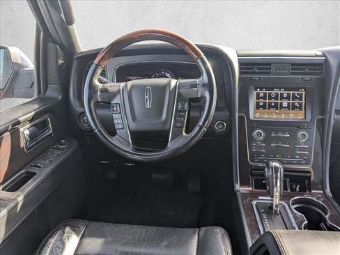 Used 2017 Lincoln Navigator Reserve image 15