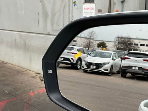 Used 2025 Volkswagen Atlas Cross Sport SE image 20