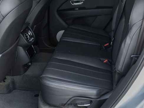 Used 2021 Bentley Bentayga AWD/4WD image 36