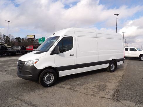 Used 2023 Mercedes-Benz Sprinter 2500 image 3