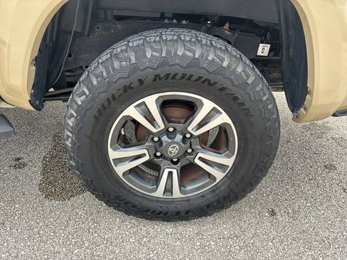 Used 2019 Toyota Tacoma TRD Sport w/ Technology Package AWD/4WD image 28
