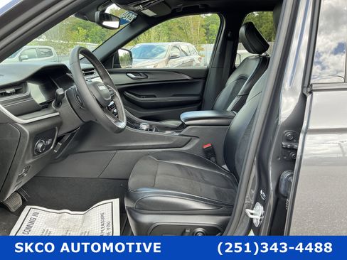 Used 2024 Jeep Grand Cherokee Altitude image 11