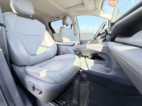 Used 2021 Toyota Sienna XLE image 32
