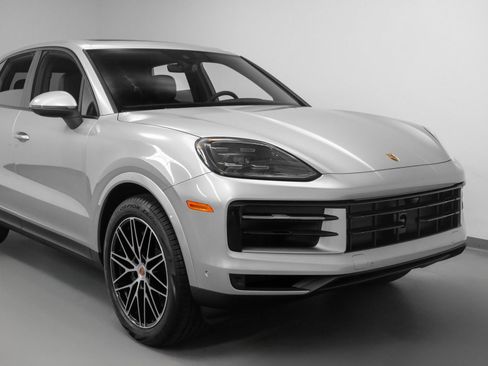 Used 2025 Porsche Cayenne image 9