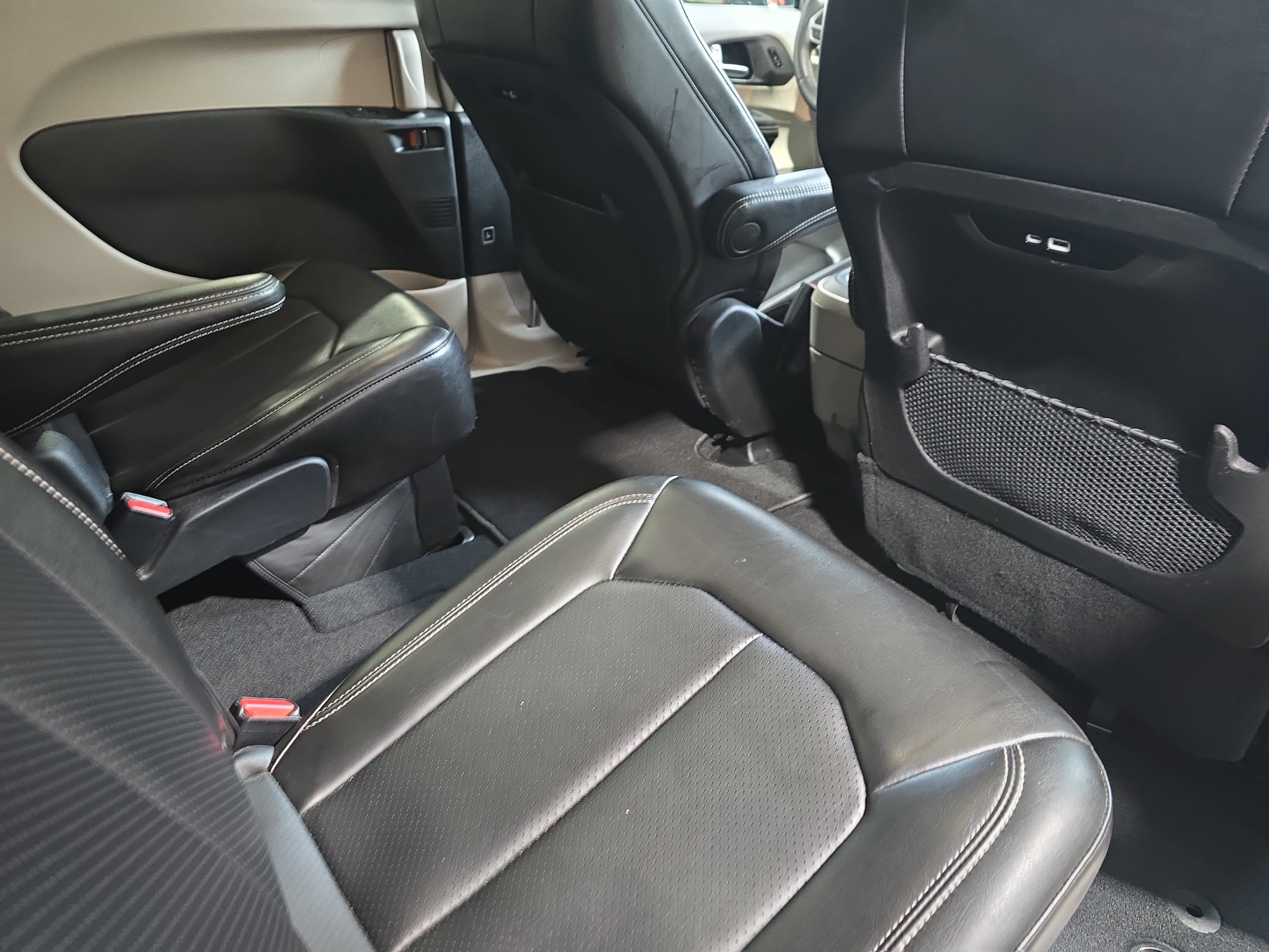 Used 2024 Chrysler Pacifica Touring-L FWD image 11