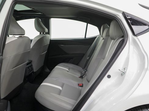 Used 2025 Toyota Camry SE image 15