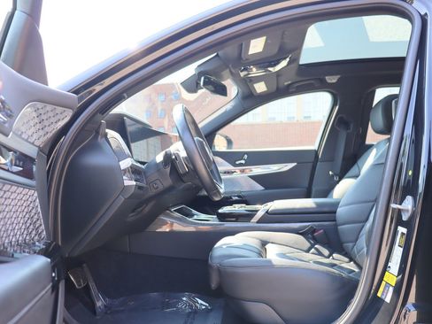 Used 2023 BMW i7 xDrive60 AWD/4WD image 11