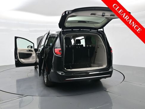 Used 2024 Chrysler Pacifica Touring-L image 40