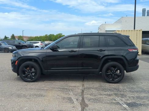 Used 2023 Jeep Grand Cherokee Altitude AWD/4WD image 6