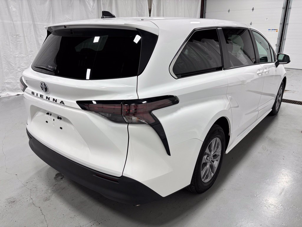 Used 2026 Toyota Sienna LE FWD image 7