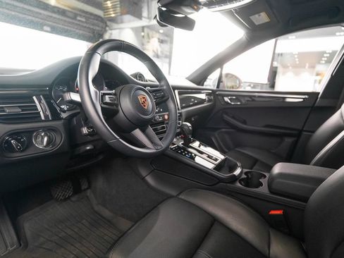 Certified 2025 Porsche Macan AWD/4WD image 4