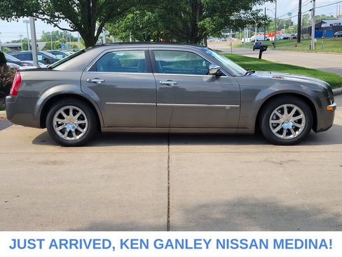 Used 2009 Chrysler 300 C RWD image 2