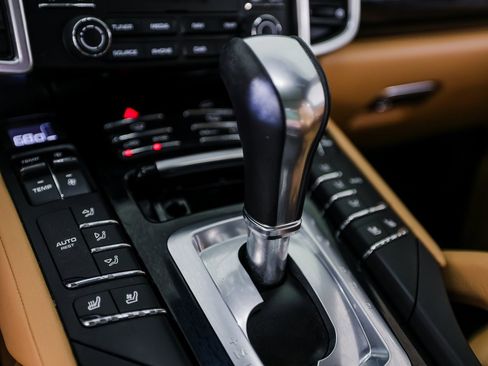 Certified 2017 Porsche Cayenne Platinum Edition image 20