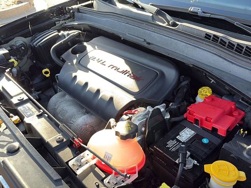 Used 2019 Jeep Renegade Latitude w/ Popular Equipment Group image 10