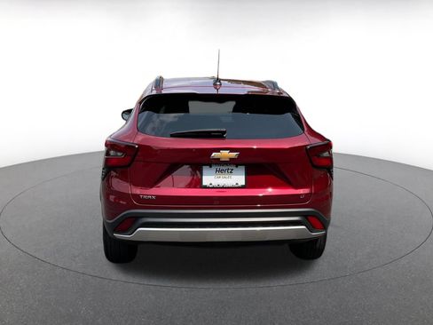 Used 2025 Chevrolet Trax LT w/ LT Convenience Package FWD image 10