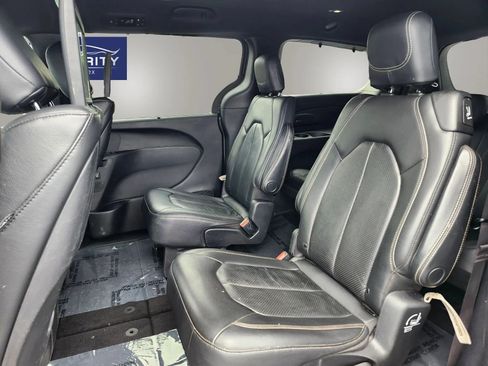 Used 2019 Chrysler Pacifica Touring-L Plus w/ S Appearance Package FWD image 24