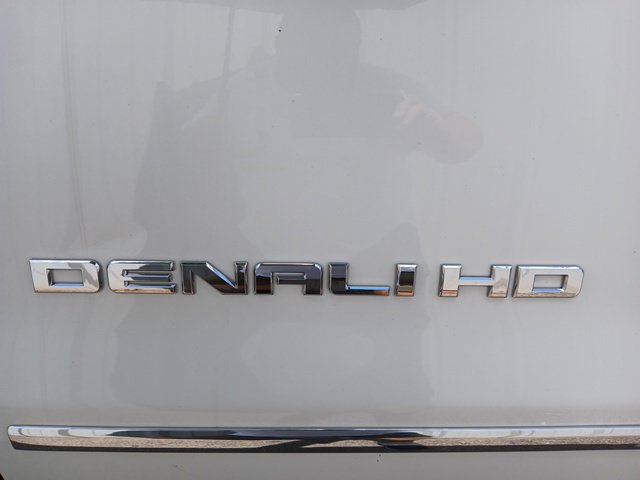 Used 2017 GMC Sierra 2500 Denali w/ Duramax Plus Package AWD/4WD image 11
