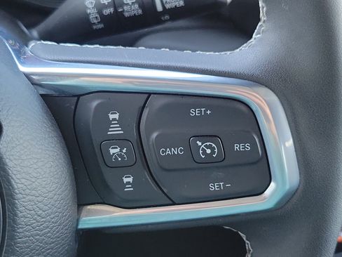 Used 2025 Jeep Wrangler Unlimited Sahara image 12