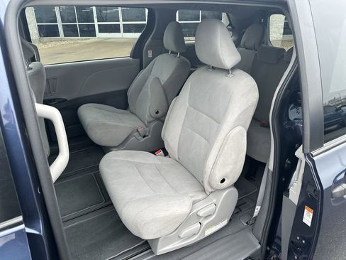 Used 2020 Toyota Sienna L image 22