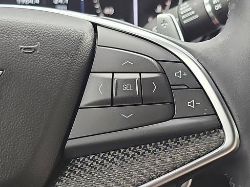 Certified 2025 Cadillac XT5 Sportv w/ LPO, Floor Liner Package AWD/4WD image 18