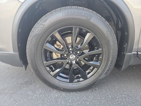Used 2018 Nissan Rogue SV w/ Premium Package FWD image 10