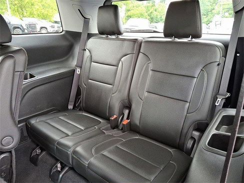 Certified 2023 GMC Acadia SLT w/ Preferred Package image 12