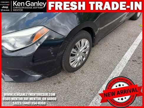 Used 2016 Toyota Corolla LE FWD image 5