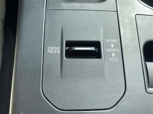 Used 2024 Toyota Highlander LE image 28