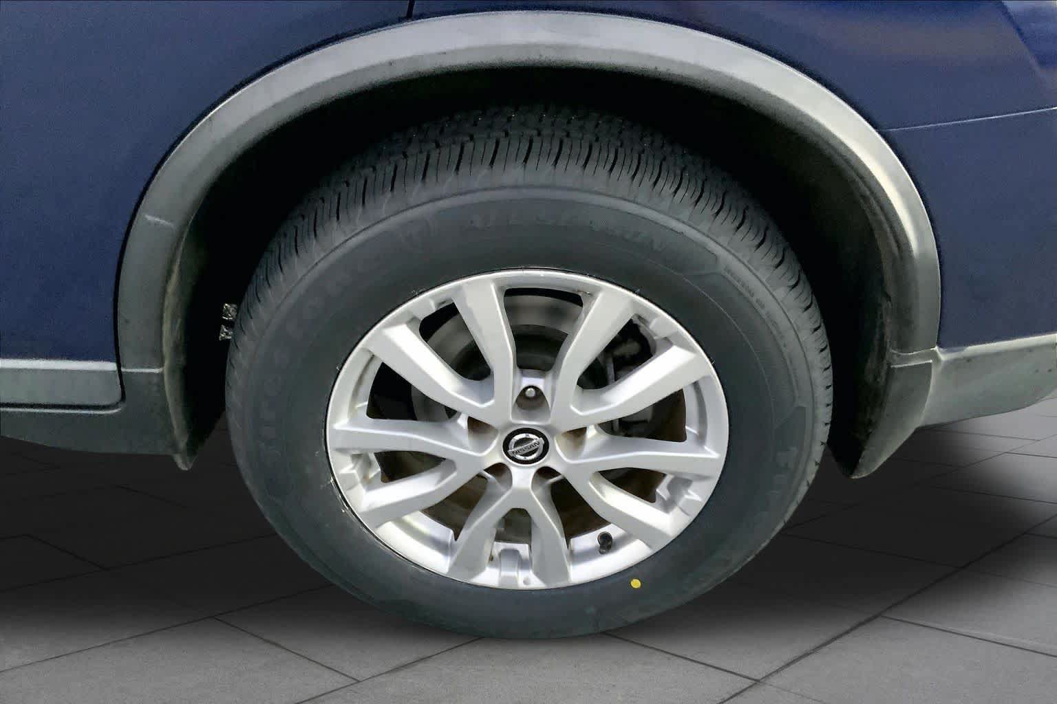 Used 2018 Nissan Rogue SV FWD image 10
