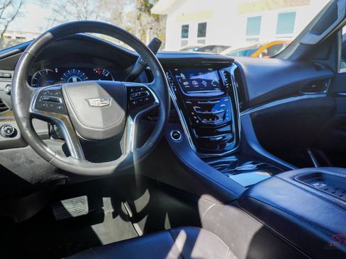 Used 2017 Cadillac Escalade ESV Platinum image 15