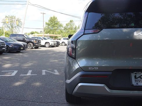 Used 2024 Kia EV9 Light Long Range RWD image 16