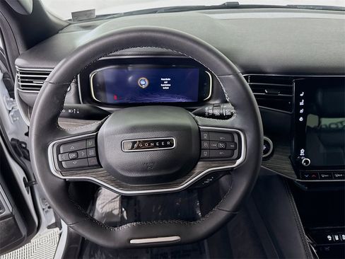 Used 2024 Jeep Wagoneer L Series II image 23