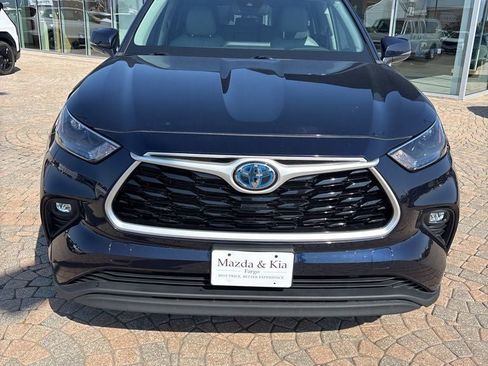 Used 2022 Toyota Highlander XLE image 2
