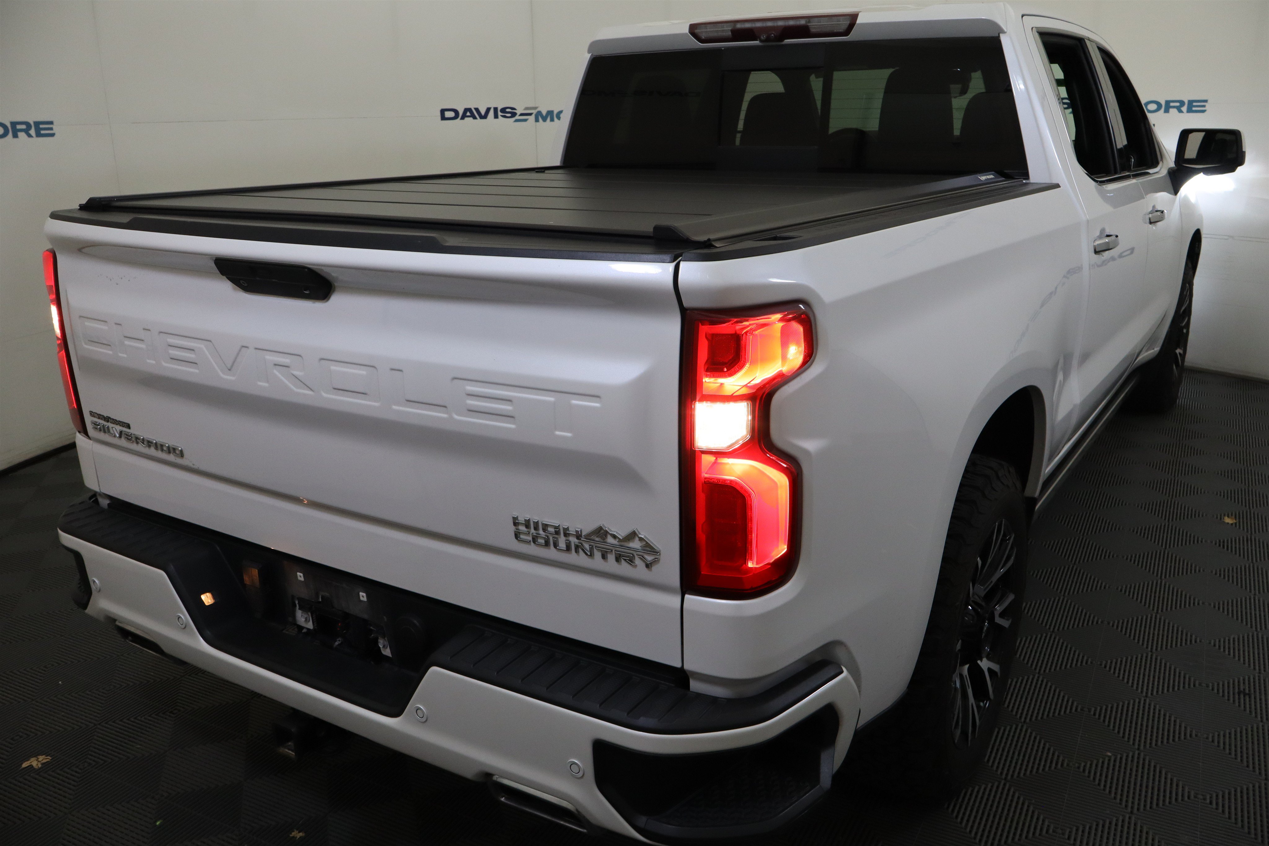 Used 2020 Chevrolet Silverado 1500 High Country w/ Technology Package AWD/4WD image 6