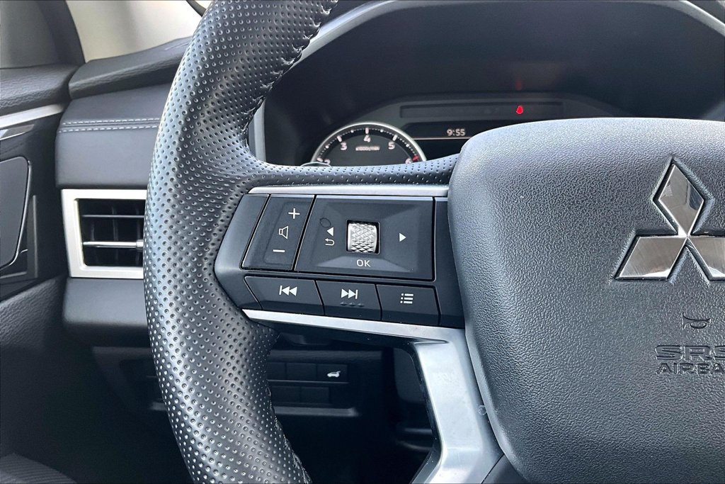 Used 2025 Mitsubishi Outlander SE AWD/4WD image 17
