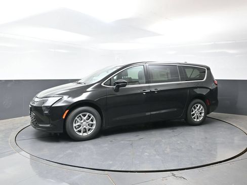 New 2027 Chrysler Pacifica Select FWD image 5