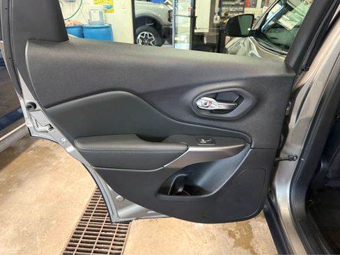 Used 2021 Jeep Cherokee Limited AWD/4WD image 21